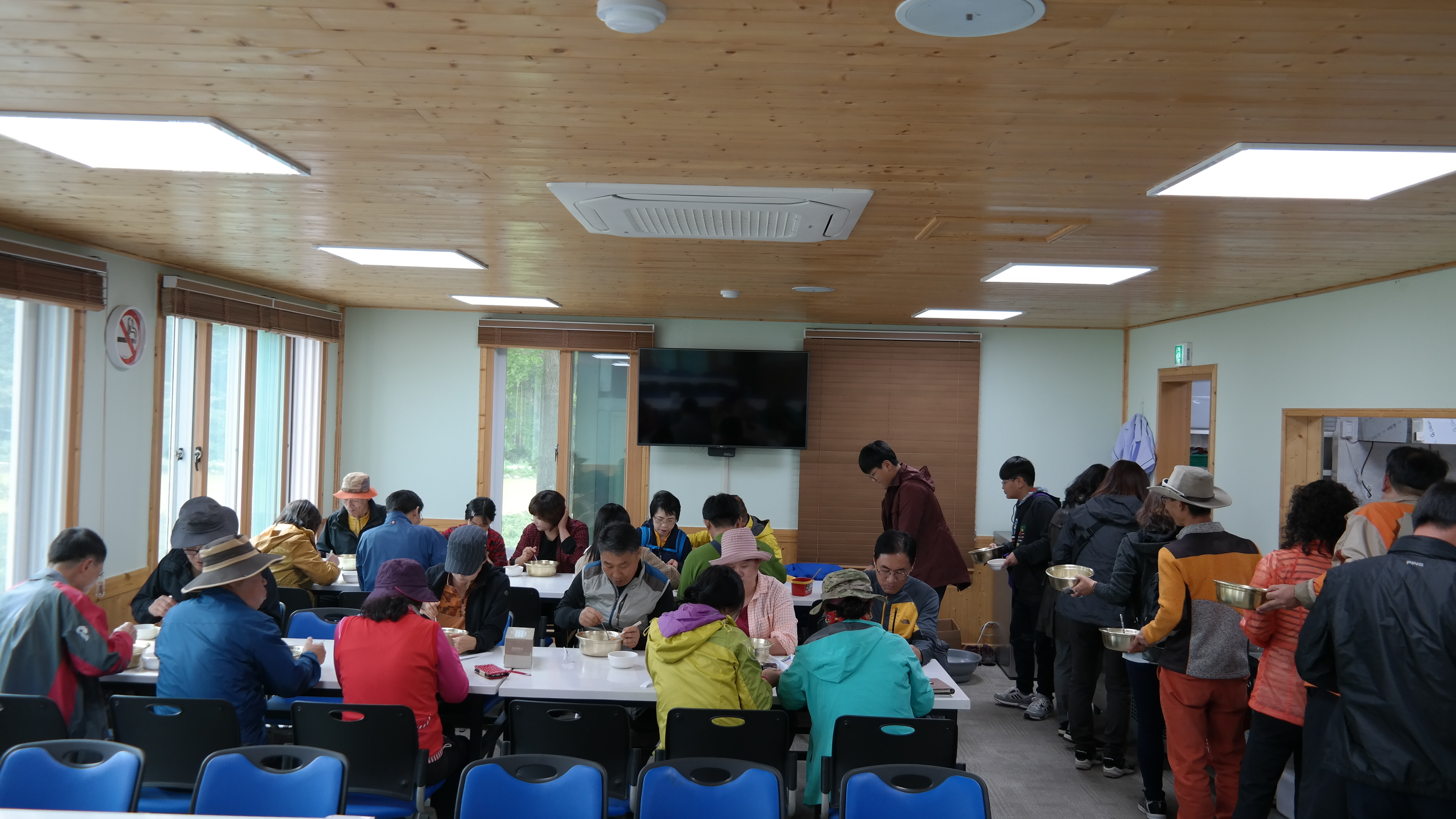 문바우마을 부녀회가 준비한 맛있는 식사시간